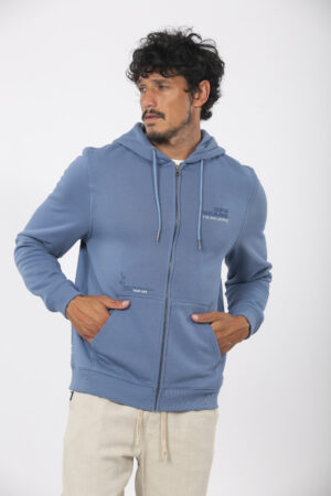 CAMPERA CON ESTAMPA AL FRENTE